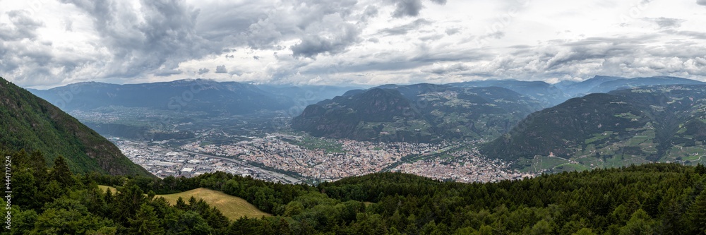 Luftansicht von Bozen in Südtirol bei bewölktem Himmel Luftansicht von Bozen in Südtirol bei bewölktem Himmel