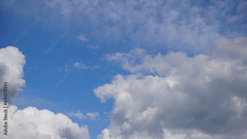 Cumulus (Cu), chmura kłębiasta. Gatunki chmur kłębiastych przeobrażają się w kolejne w określonym cyklu. Cumulus (Cu), chmura kłębiasta. Gatunki chmur kłębiastych przeobrażają się w kolejne w określonym cyklu.