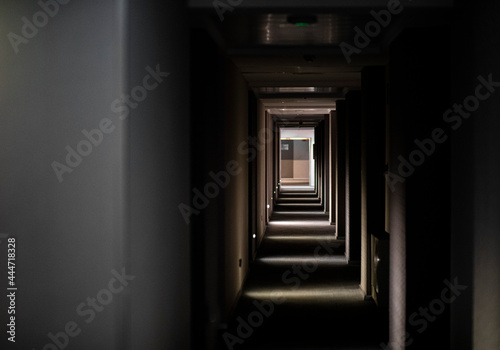 Fototapeta Naklejka Na Ścianę i Meble -  Pasillo de edificio a oscuras