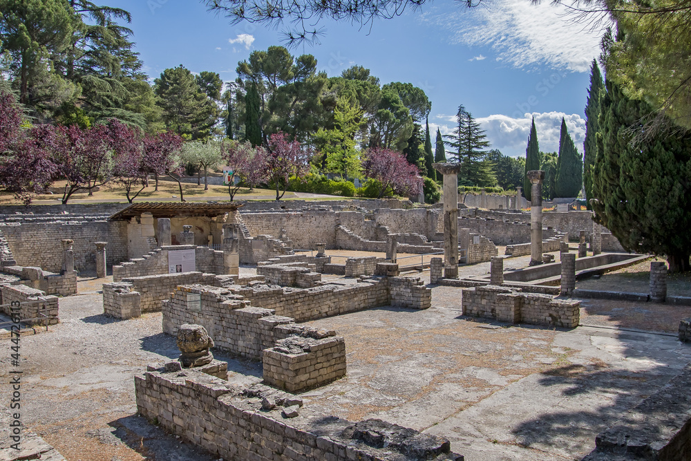 parc de Vaison-la-Romaine avec des vestiges romains