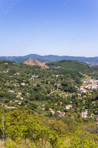 Tableau sur toile Vue ensoleillée sur la ville d'Alès depuis Notre-Dame-des-Mines (Occitanie, Fran