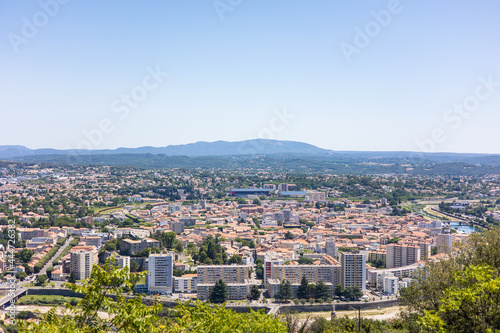 Vue ensoleillée sur la ville d'Alès depuis Notre-Dame-des-Mines (Occitanie, France)