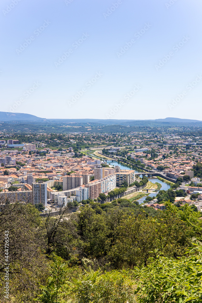 Vue ensoleillée sur la ville d'Alès depuis Notre-Dame-des-Mines (Occitanie, France)