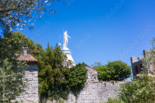 Vue sur la statue de la Vierge de Notre-Dame-des-Mines (Alès, Occitanie, France)
