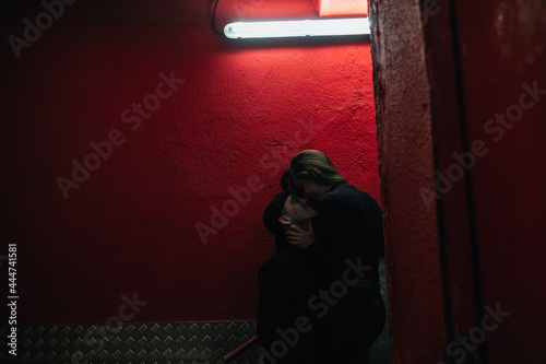 Pareja Besándose en la entrada de un parking