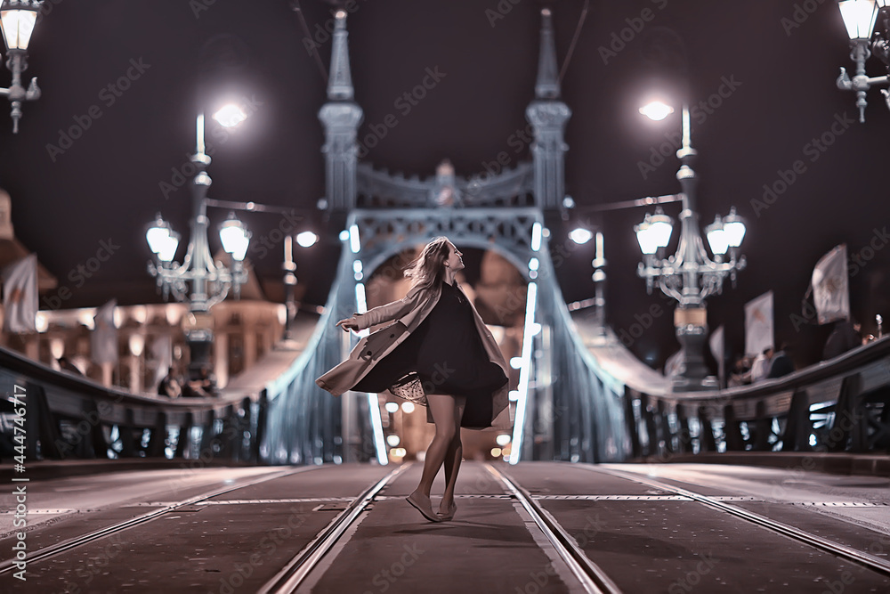 Obraz premium girl in a coat, spring glance, night walk in budapest chain bridge landscape