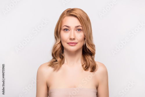 Photo portrait woman with naked shoulders smiling isolated white color background