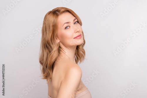 Photo portrait woman naked shoulders doing skin treatment in salon isolated white color background