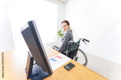 車椅子に乗って仕事をする外国人の女性