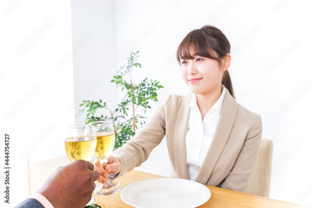 食事を楽しむビジネスパーソン 食事を楽しむビジネスパーソン