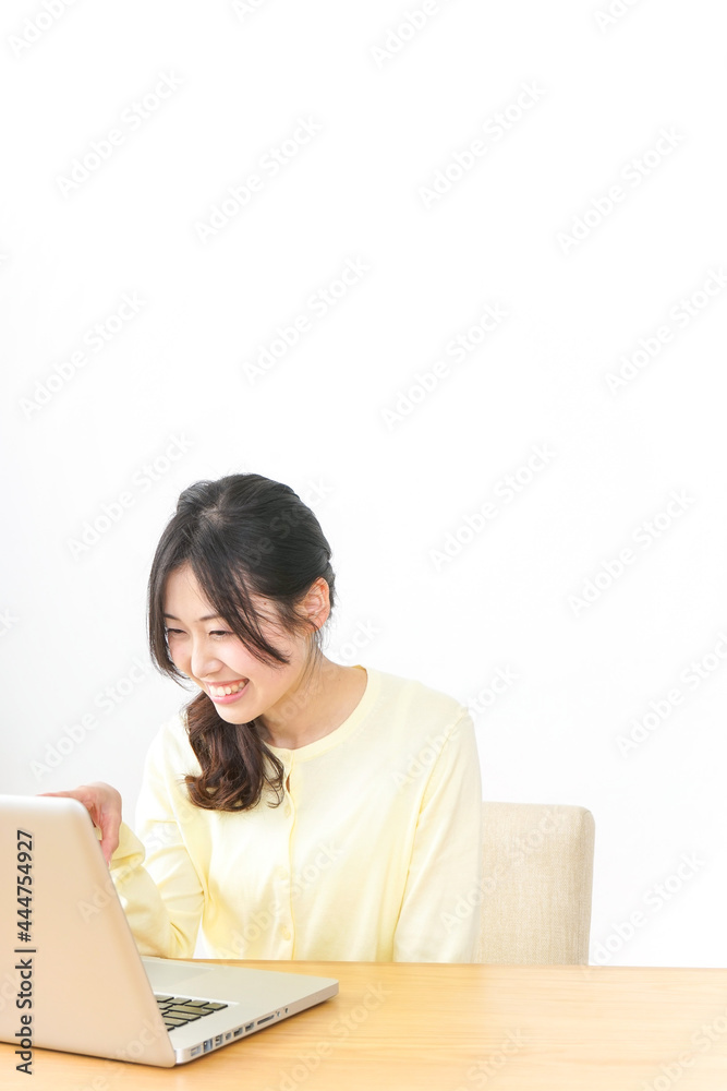 sns・テレビ電話をする若い女性 sns・テレビ電話をする若い女性