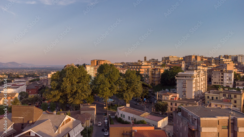 Veduta aerea della città di Velletri, in provincia di Roma. In lontananza si può notare il mare e il promontorio del Circeo.