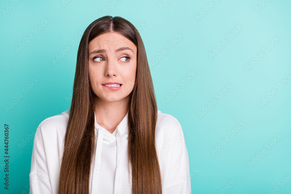 Photo of doubtful pretty young lady wear white sweatshirt biting lip looking empty space isolated turquioise color background Photo of doubtful pretty young lady wear white sweatshirt biting lip looking empty space isolated turquioise color background