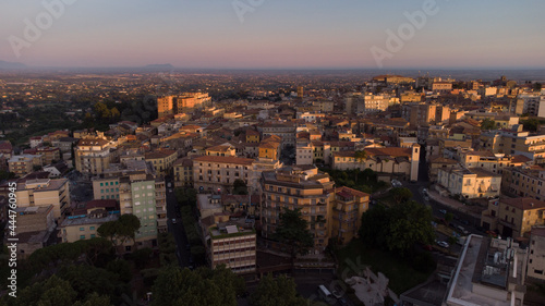 Veduta aerea della città di Velletri, in provincia di Roma. In lontananza si può notare il mare e il promontorio del Circeo.