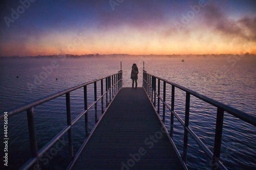 Silhouette einer Frau am Kulkwitzer See mit Morgenrot, Leipzig, Sachsen, Deutschland