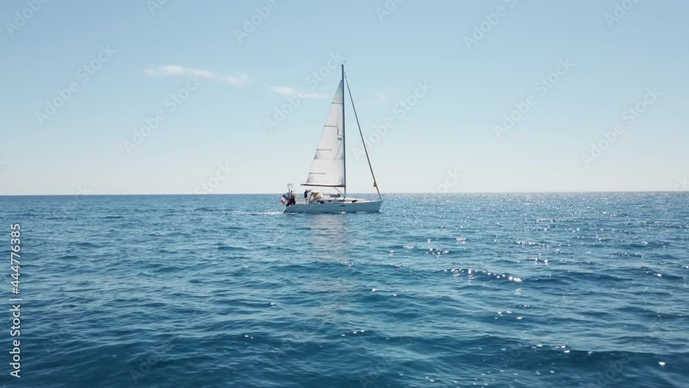 Bara a vela nel mare
