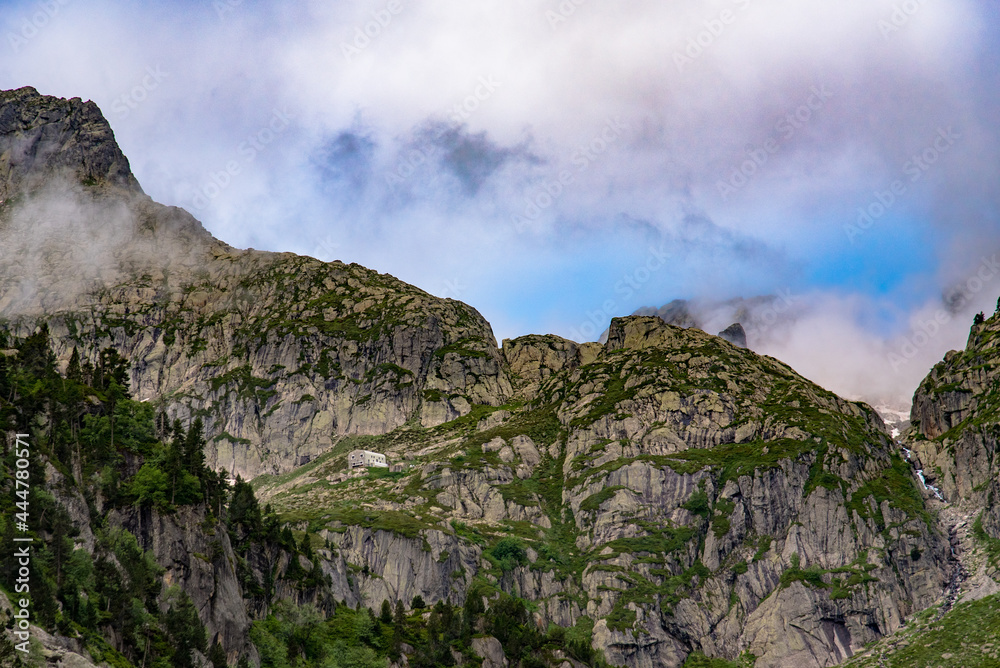 Le refuge de Larribet au pied du Balaïtous et du Pic Palas dans le Parc National des Pyrénées Le refuge de Larribet au pied du Balaïtous et du Pic Palas dans le Parc National des Pyrénées