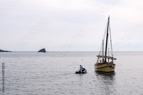 Barco velero en el mar con linea del horizonte al fondo © Jonás Torres