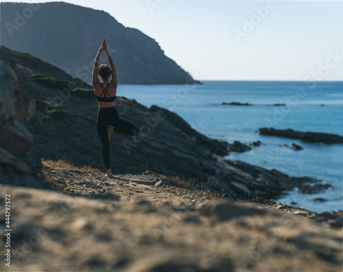 sesion de yoga en lugar perdidos de menorca
