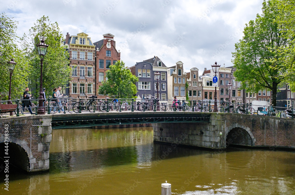 Brug op de hoek brouwersgracht - herengracht in Amsterdam