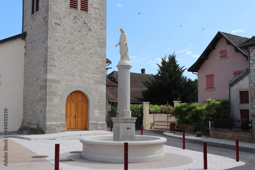 L'eglise catholique, vue de l'exterieur, village de Briord, departement de l'Ain, France