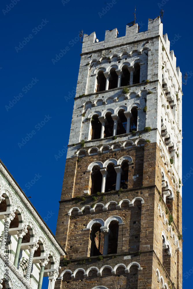 Lucca è famosa per i suoi monumenti storici ed il suo centro storico, ricco di antiche strutture di varie epoche, completamente circondato da una cinta muraria.