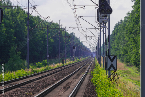 Dwutorowa, zelektryfikowana linia kolejowa.