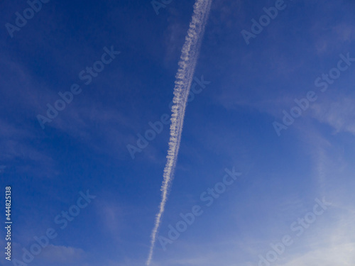 Smuga kondensacyjna na niebie, po przelocie samolotu. photo