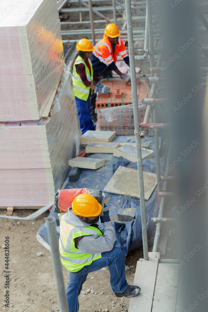 © Paul Bradbury/Caia Image - Construction workers at construction site © Paul Bradbury/Caia Image - Construction workers at construction site