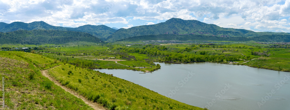 Obraz premium Bear Creek Lake - A panoramic Spring view of a biking trail winding at side of Mt. Carbon, overlooking Bear Creek Lake. Bear Creek Lake Park, Denver-Lakewood, Colorado, USA.