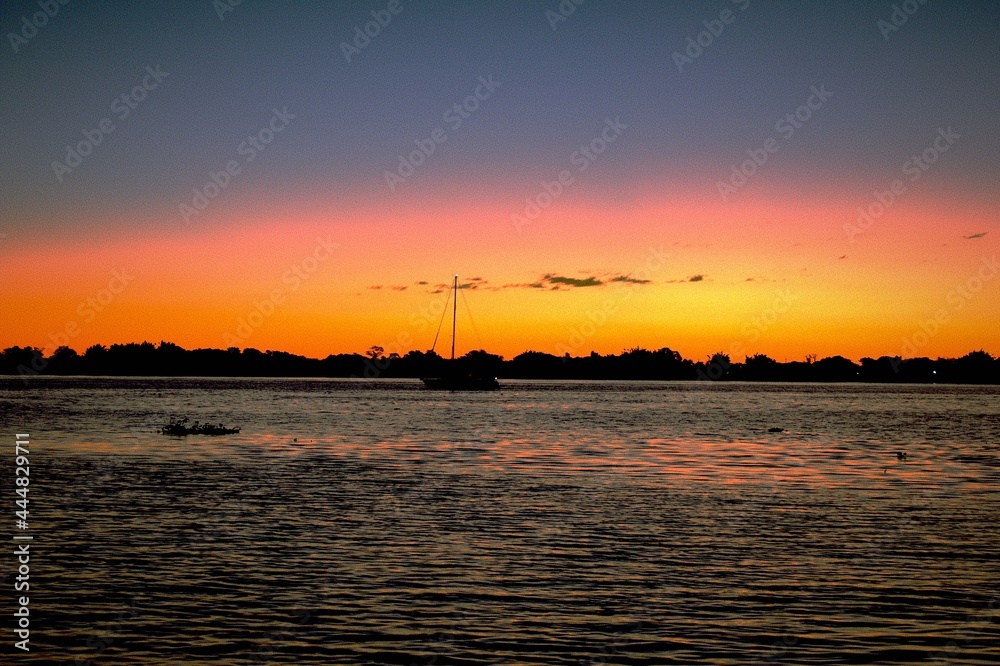 Naklejka premium Boat in the orange