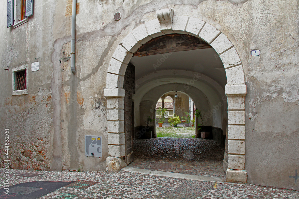 arco di ingresso di antico palazzo nobiliare ad Ala (Trento)