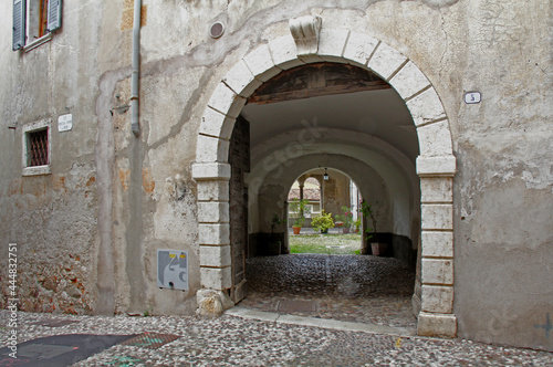 arco di ingresso di antico palazzo nobiliare ad Ala  Trento 