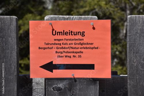 Schild, Tafel, Hinweis, Regel, Verhaltensregel, Umleitung, Absperrung, Information, versperrt, Absperrband, Wort, Buchstaben, Pfeil, Umleitung, Weg, Wanderweg, Ködnitztal, Ködnitzbach, Kals, Groß photo