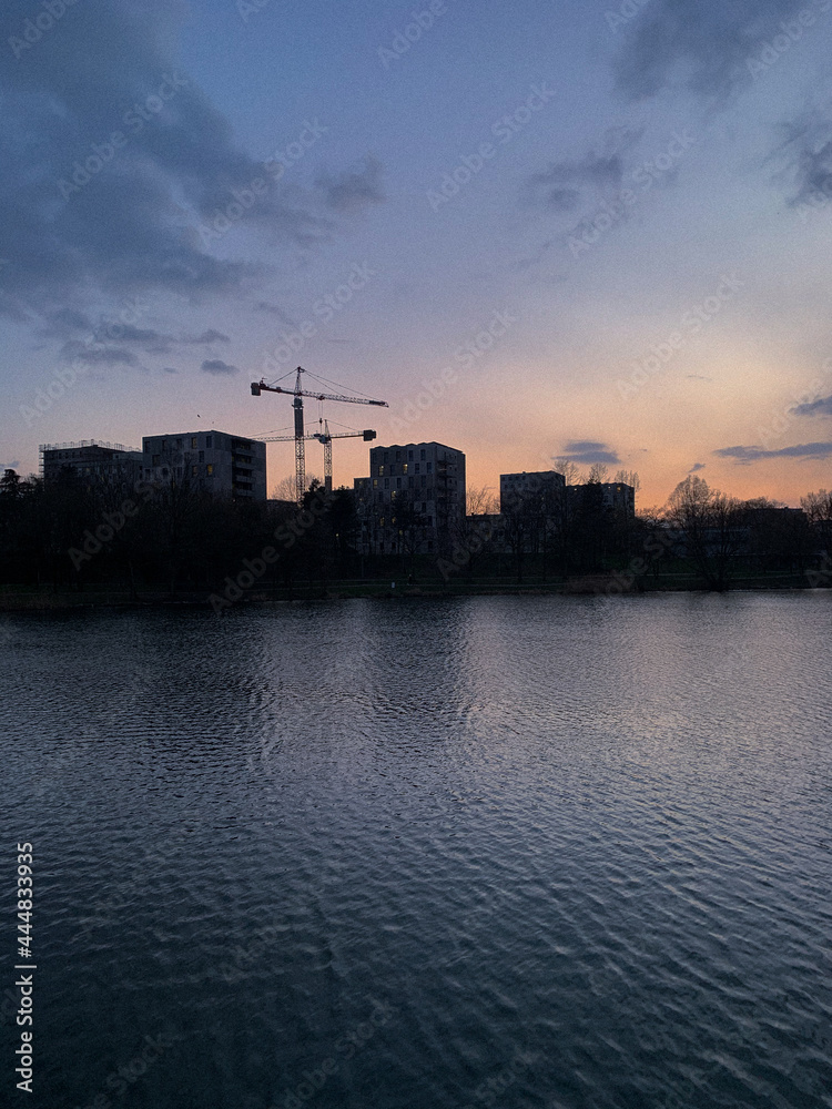 Naklejka premium schöner Sonnenuntergang über einem Stadtsee