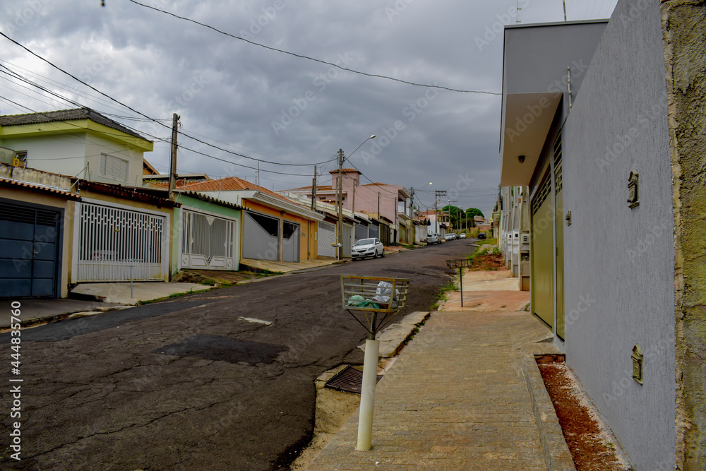 Calçada de rua residencial brasileira