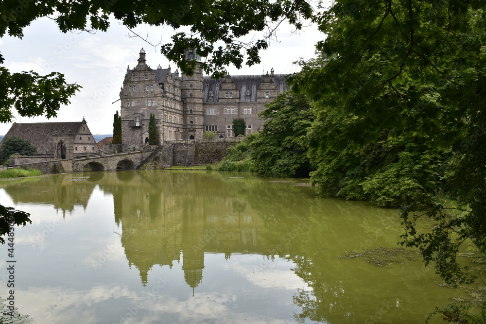 Schloss in Hämelschenburg, am Teich