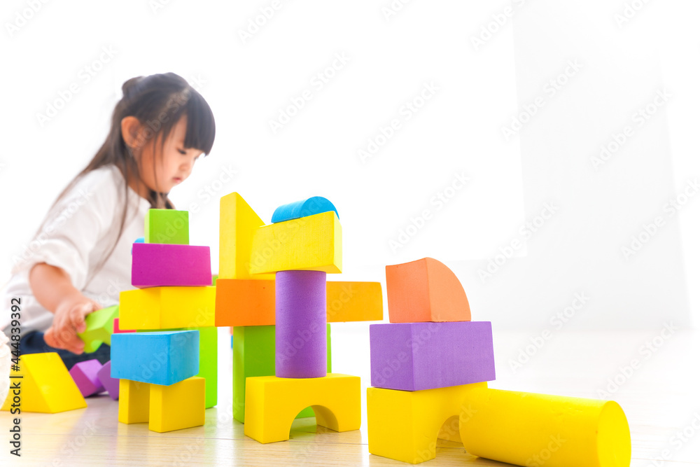 ブロックで遊ぶ子どもたち ブロックで遊ぶ子どもたち