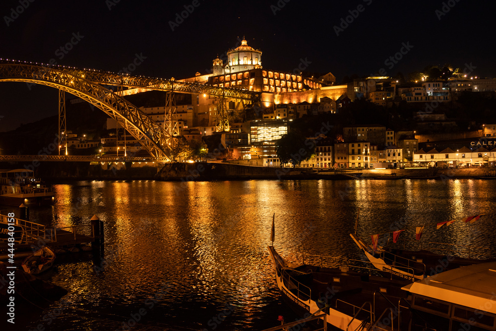 Fototapeta premium Night shot of Porto looking towards Vila Nova de Gaia, with the illuminated 