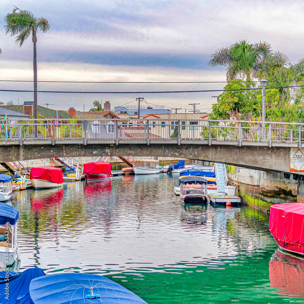 Obraz premium Square Footbridge over canal with stairs going to boat docks in Long Beach California