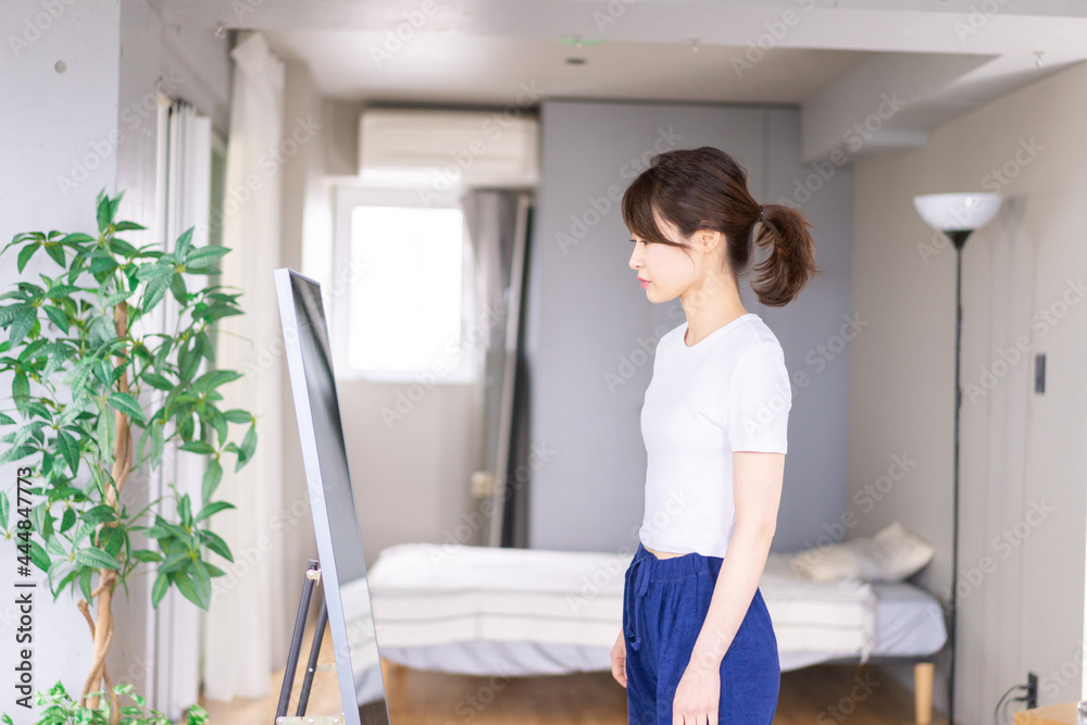 ダイエットをする若い女性