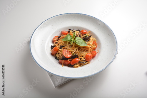 vegetarian sun dried tomato olive oil cook pasta noodle alio olio style in white background western halal menu