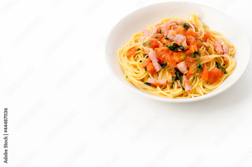 角切りベーコンと紫蘇のフレッシュトマトソースパスタ 角切りベーコンと紫蘇のフレッシュトマトソースパスタ
