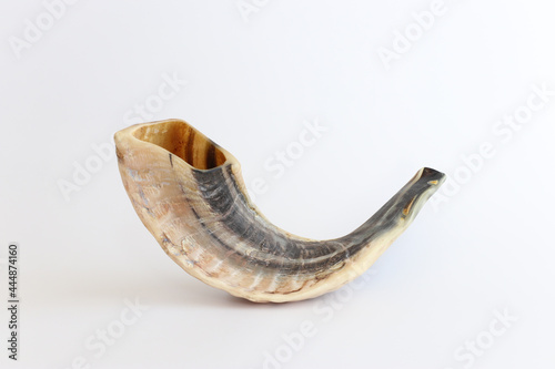 фотографія shofar (horn) isolated on white
