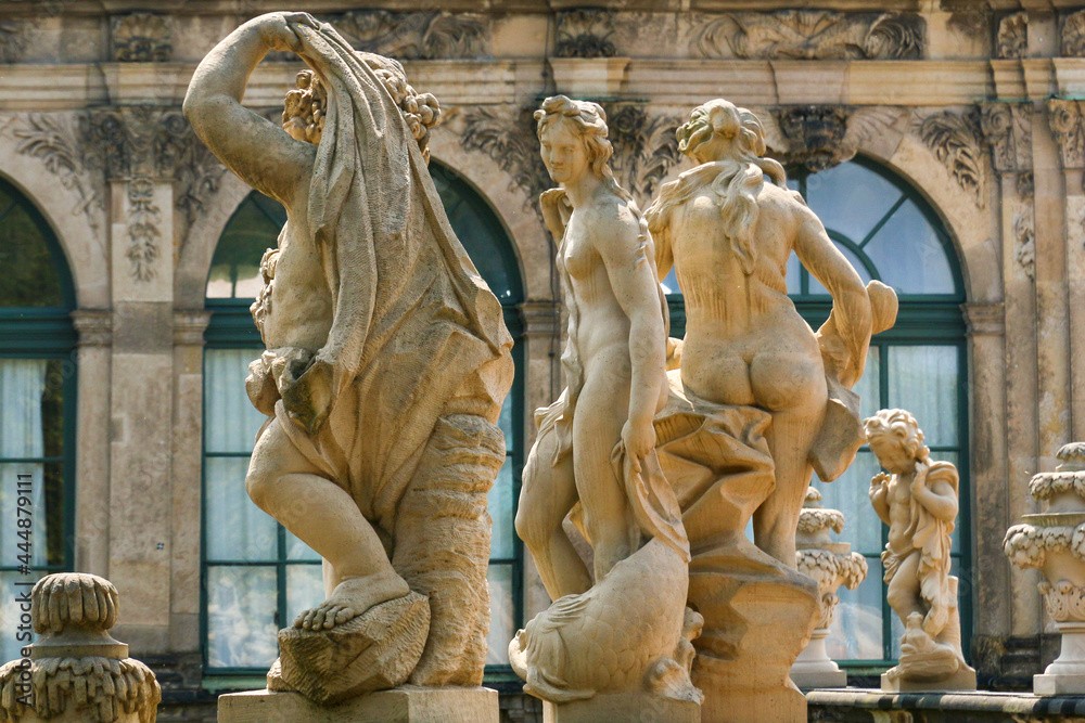 Jungfrauen im Bad als barocke Sandsteinfiguren im Dresdner Zwinger