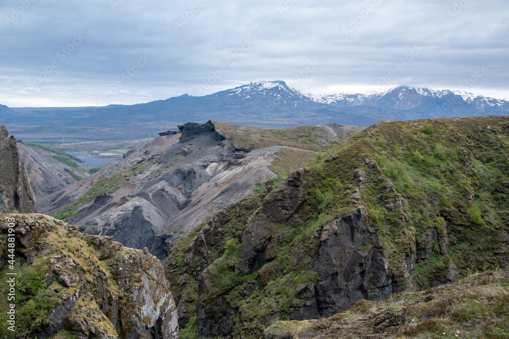 Wanderung in der Thorsmörk und Godaland im Süden von Island über Felsen und durch Schluchten mit Moos bewachsenen Abhängen.