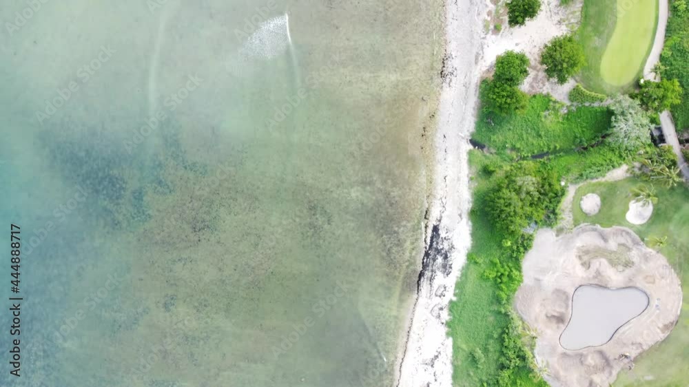 Oleaje suave de  playa aguas cristalinas. Cenital.
