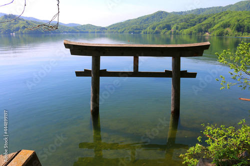 桧原湖上に浮かぶ鳥居（福島県・北塩原村） photo