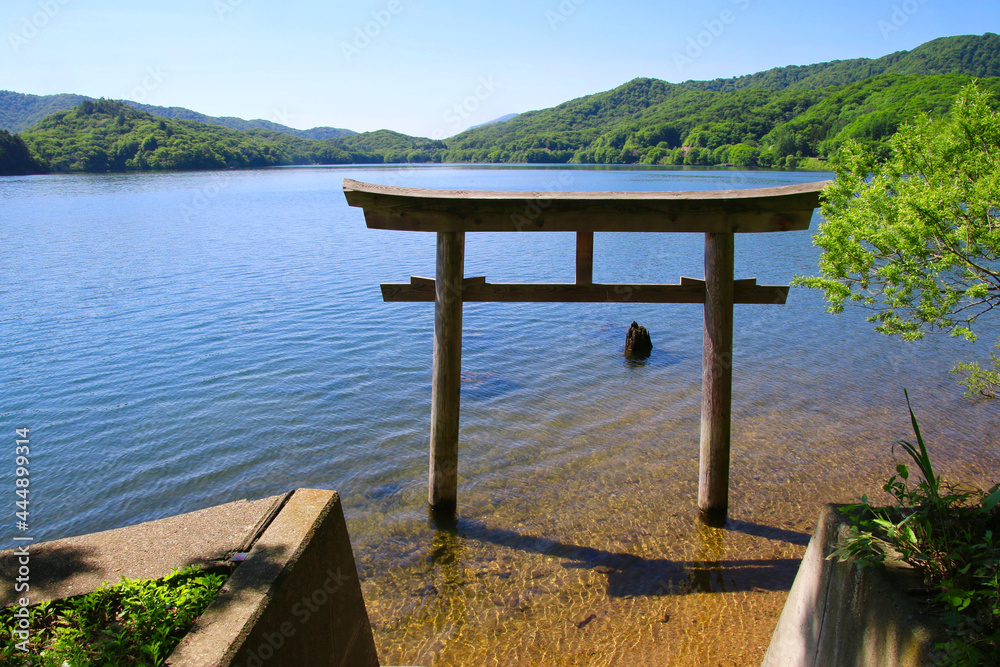 桧原湖上に浮かぶ鳥居（福島県・北塩原村）