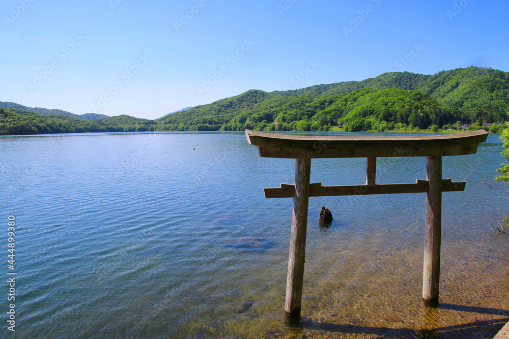 桧原湖上に浮かぶ鳥居(福島県・北塩原村) 桧原湖上に浮かぶ鳥居(福島県・北塩原村)